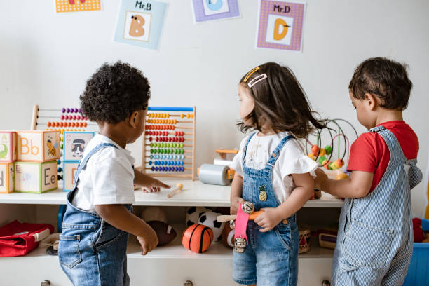 Niños jugando colegio